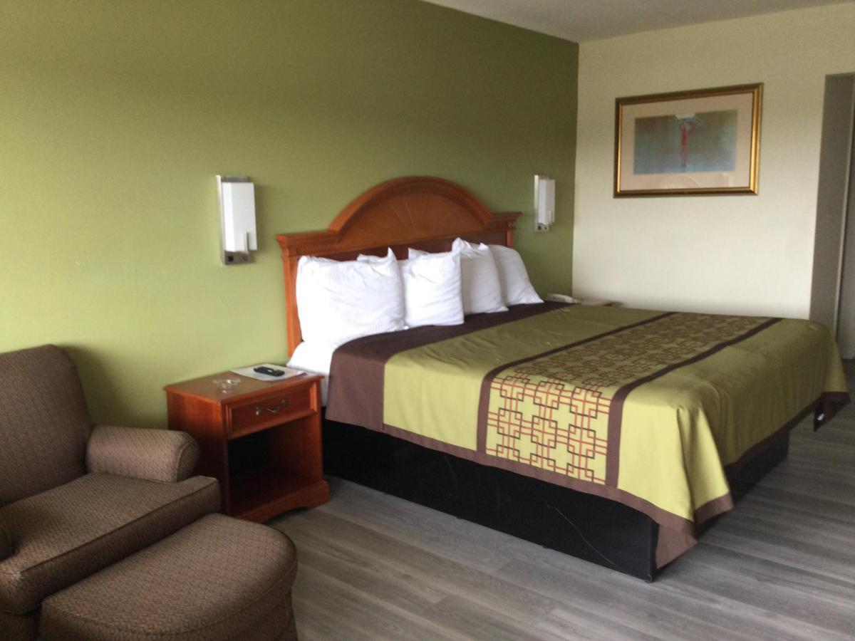 Big Spring Inn Madisonville Esterno foto