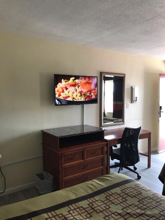 Big Spring Inn Madisonville Esterno foto