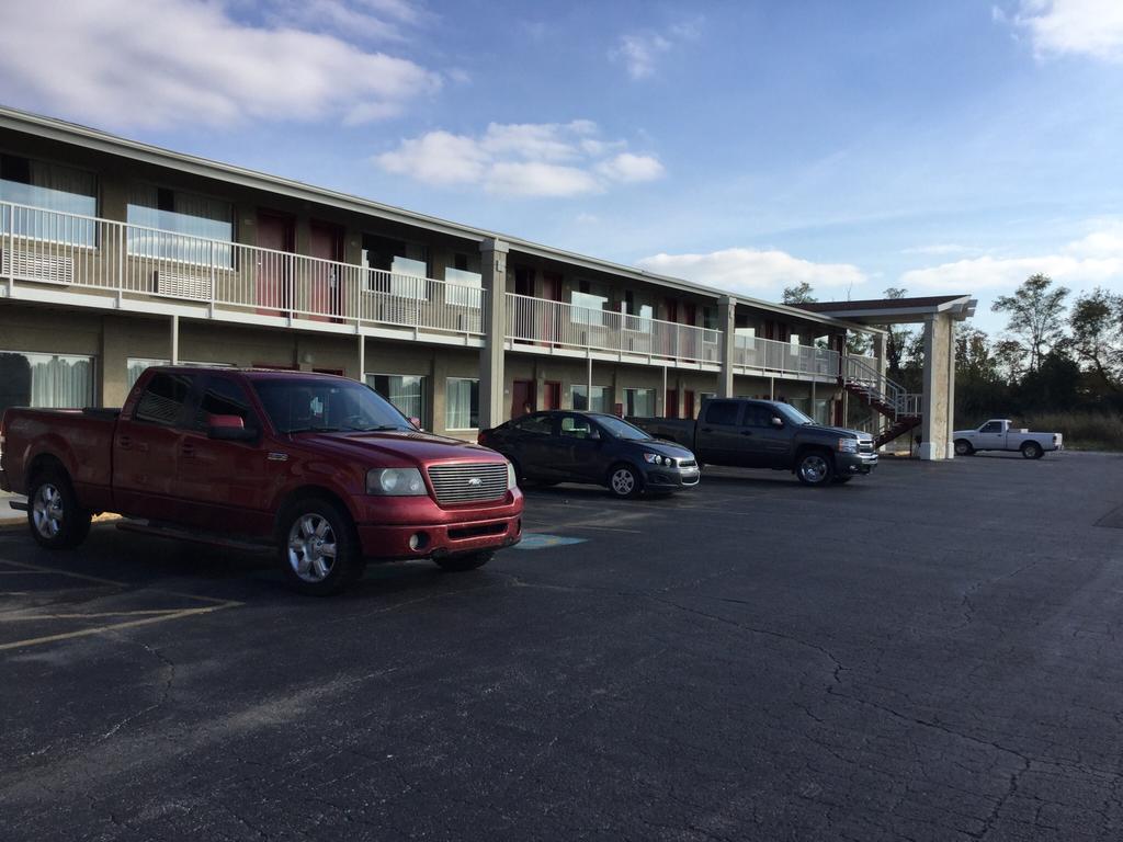 Big Spring Inn Madisonville Esterno foto