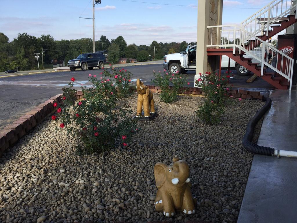 Big Spring Inn Madisonville Esterno foto