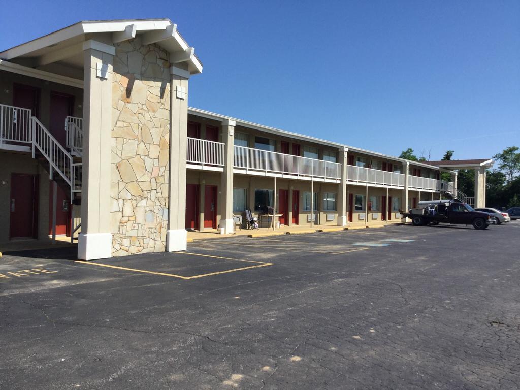 Big Spring Inn Madisonville Esterno foto