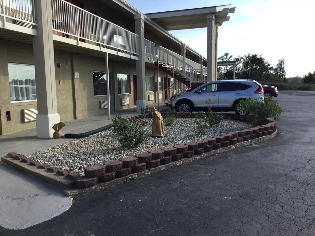 Big Spring Inn Madisonville Esterno foto