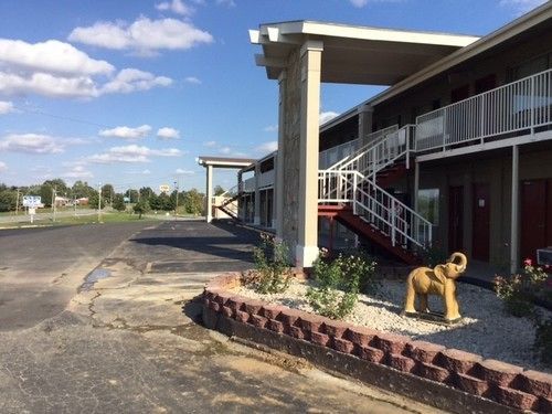 Big Spring Inn Madisonville Esterno foto
