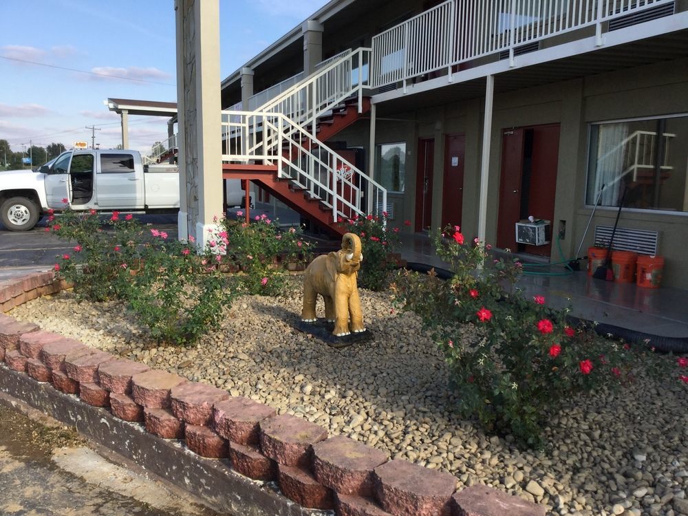 Big Spring Inn Madisonville Esterno foto
