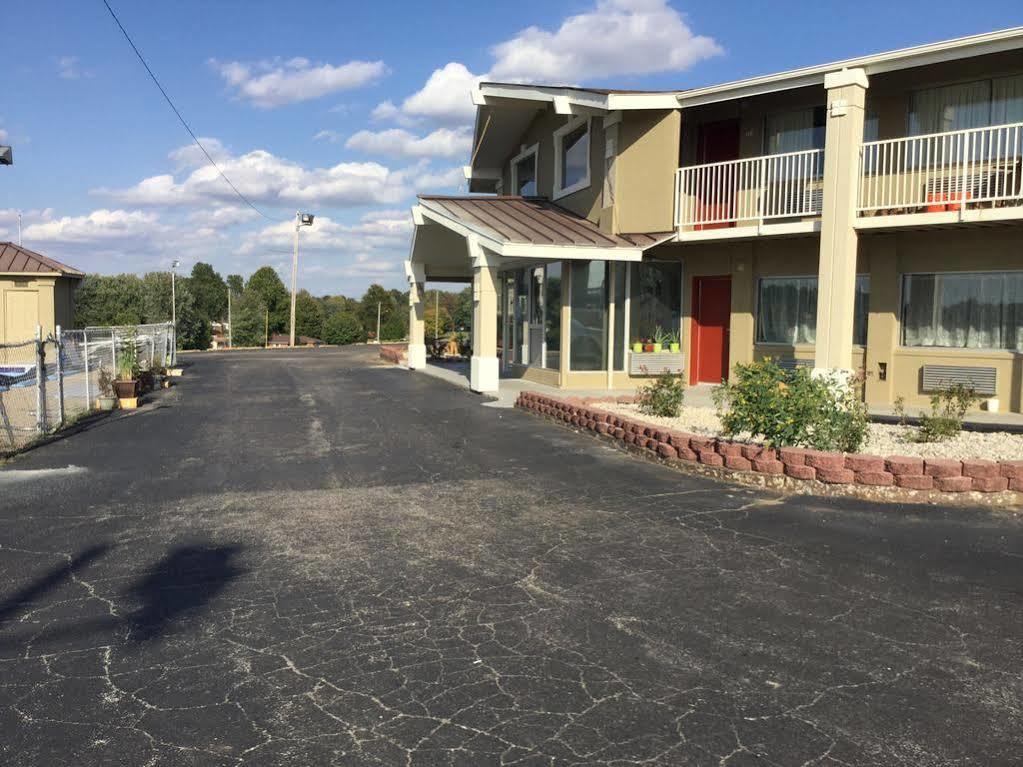 Big Spring Inn Madisonville Esterno foto