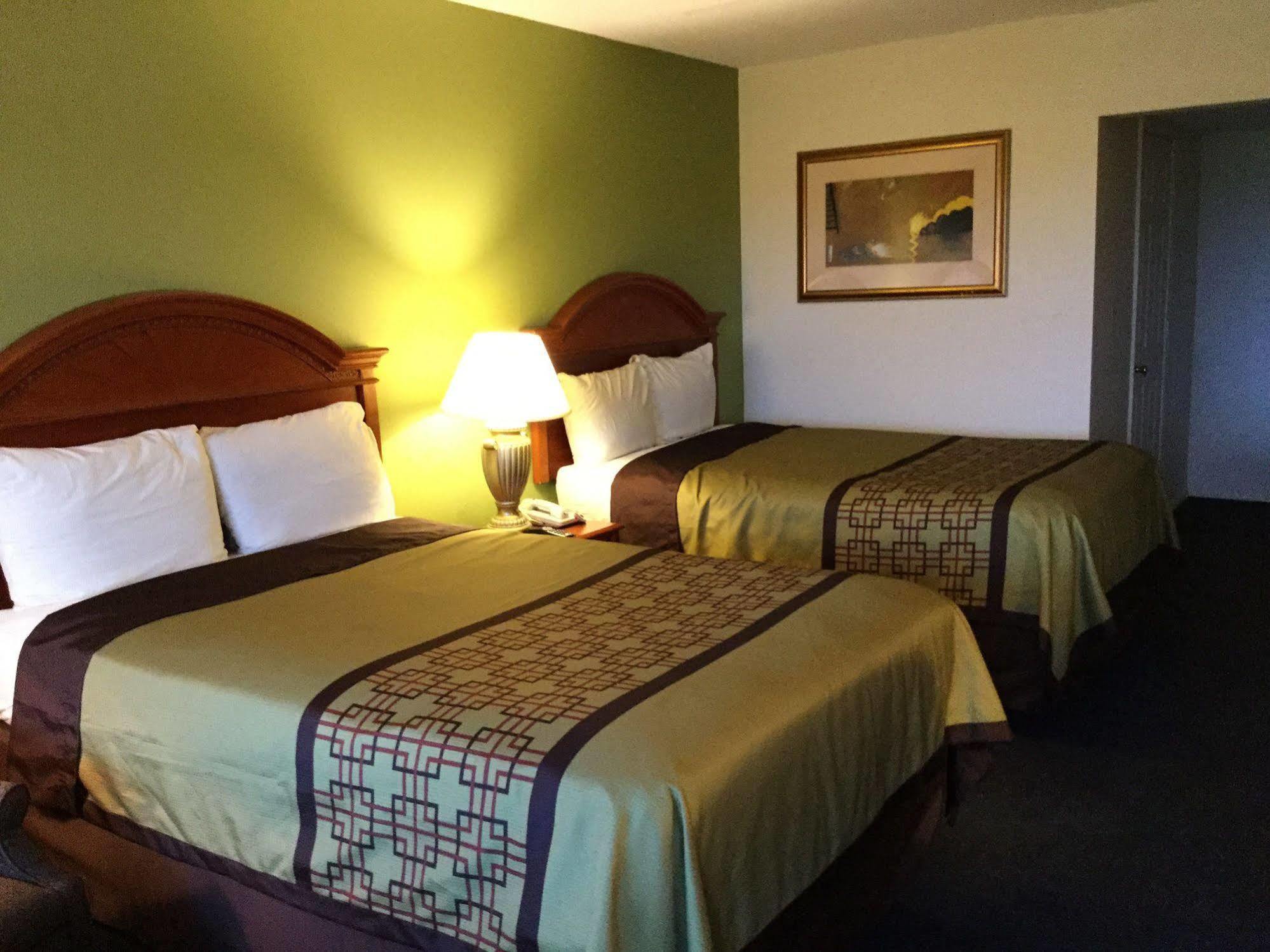 Big Spring Inn Madisonville Esterno foto