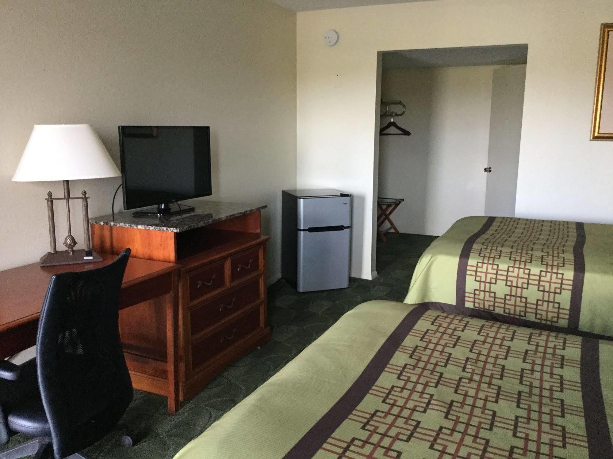 Big Spring Inn Madisonville Esterno foto